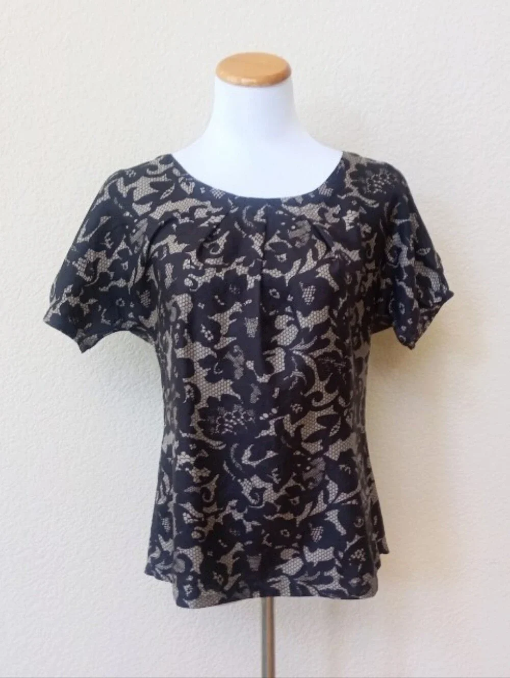 Banana Republic black and beige printed lace silk subtle puff sleeve blouse